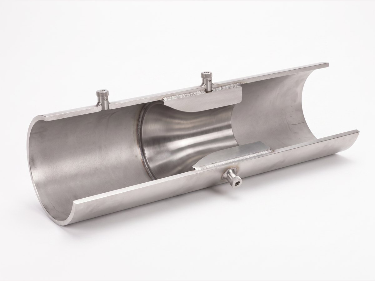 Weld-in type — nozzle welded directly into the pipe, cutaway image