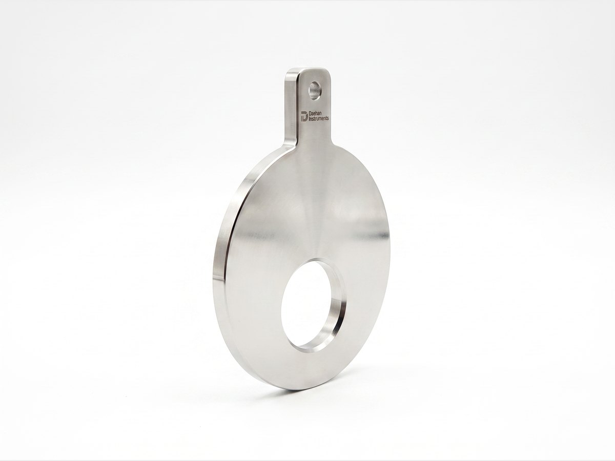 Eccentric orifice — bore offset toward the bottom of the pipe so solids and condensate pass easily
