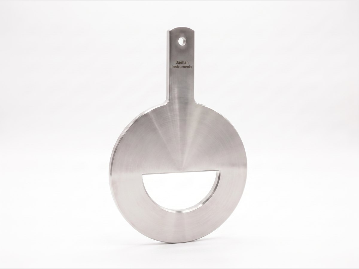 Segmental orifice — segment-shaped (D-shaped) opening for slurries and fluids containing solids